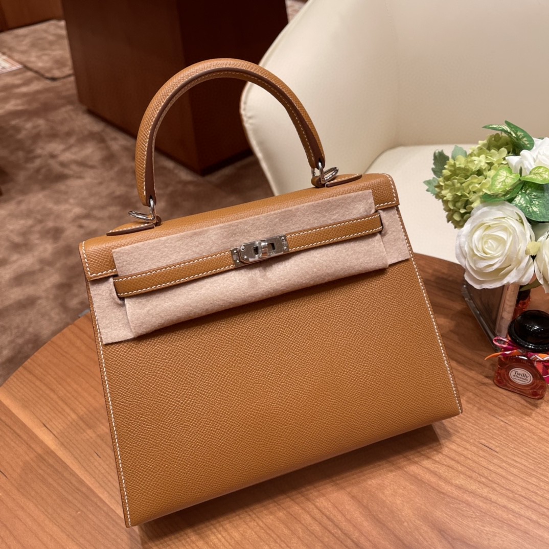 爱马仕 Kelly 25cm epsom皮  25尺寸的外缝是最受欢迎的 ,所以年龄层都很适合用 37 金棕 银扣