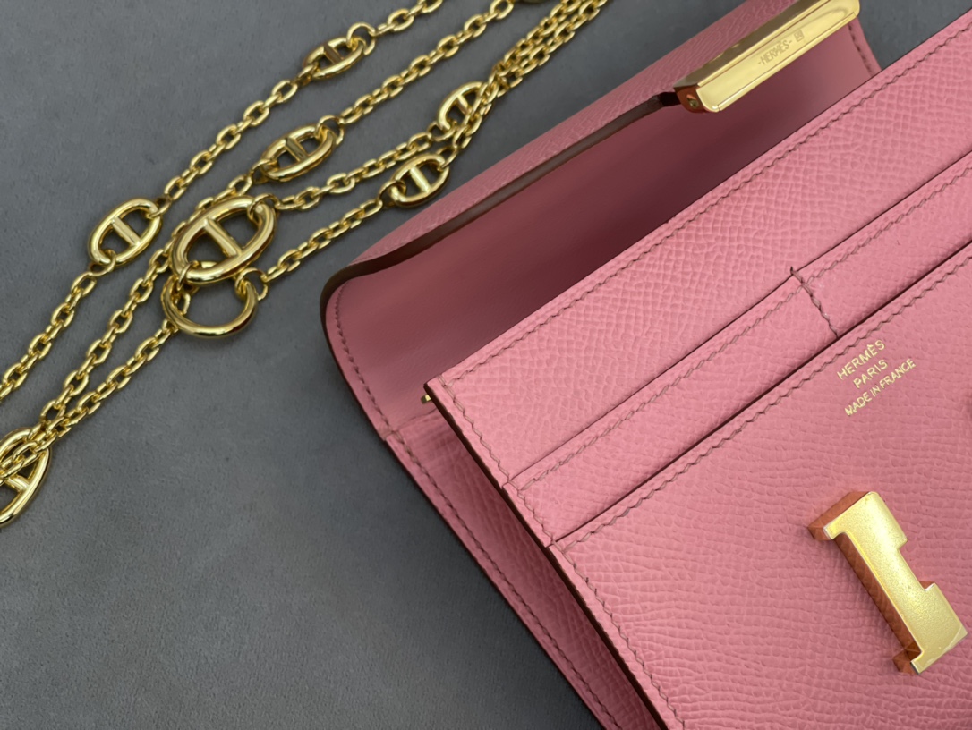 爱马仕 Constance compact 腰包 钱包背后做成了可以穿过腰带或皮带的皮搭 Epsom 1Q 奶昔粉 Rose Confetti 金扣