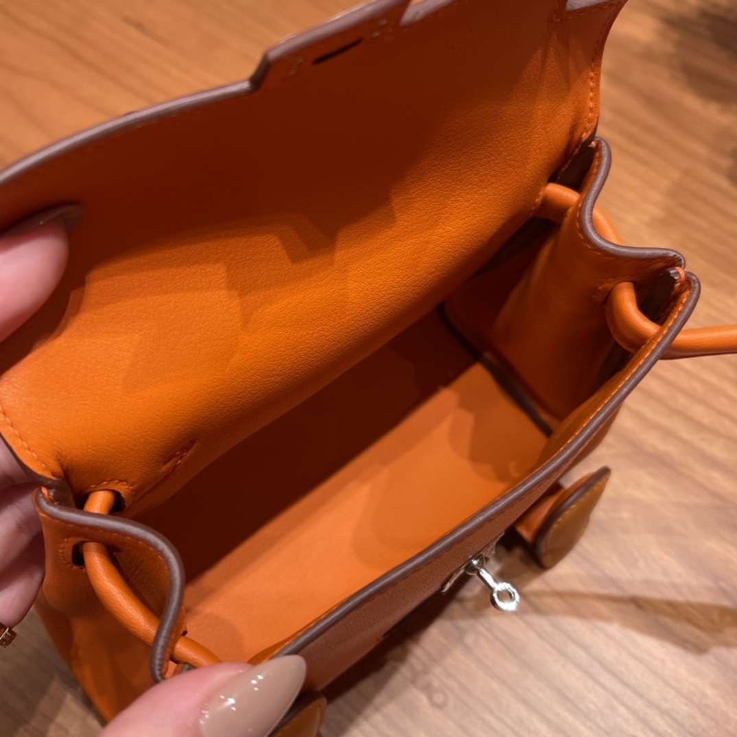 Hermes kelly doll  不得不说真的太可爱了 立体的造型 可以挥动的小手！太萌了.swift皮 橙色拼太妃糖 银扣