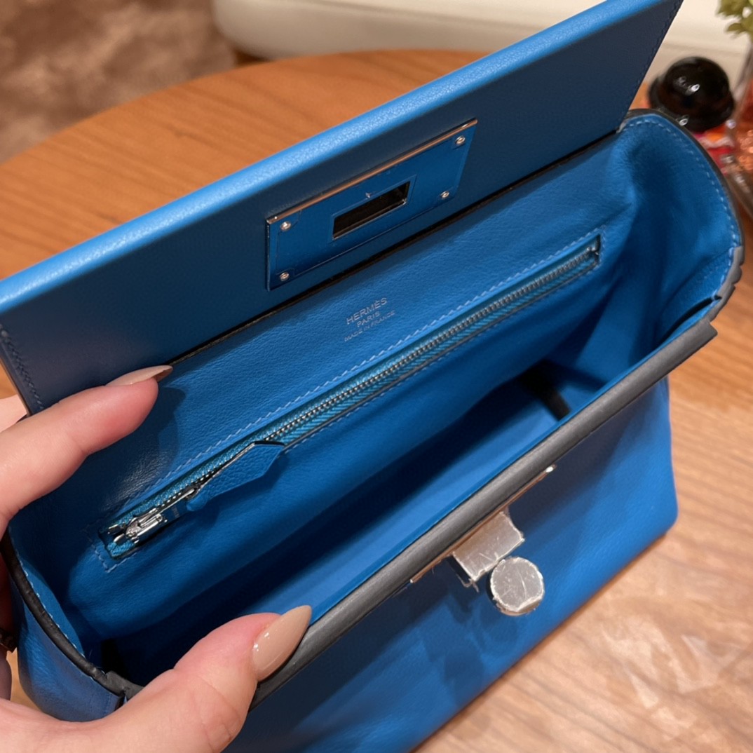 HERMES mini 24-24 多用法，怎么背都好看 evercolor 跟swift 的结合 皮质柔软，容量可观， 0F 佛里达蓝 银扣