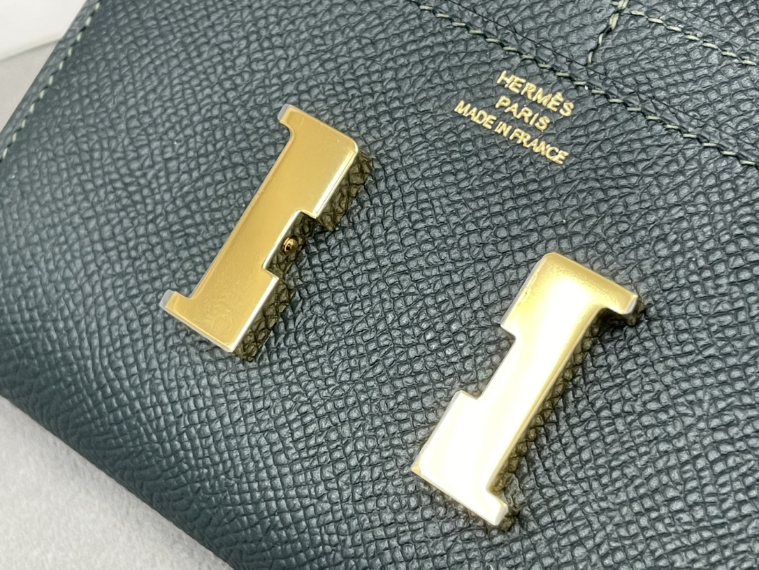 爱马仕 Constance compact 腰包 钱包背后做成了可以穿过腰带或皮带的皮搭 Epsom  6O松柏绿 Vert Cypres 金扣