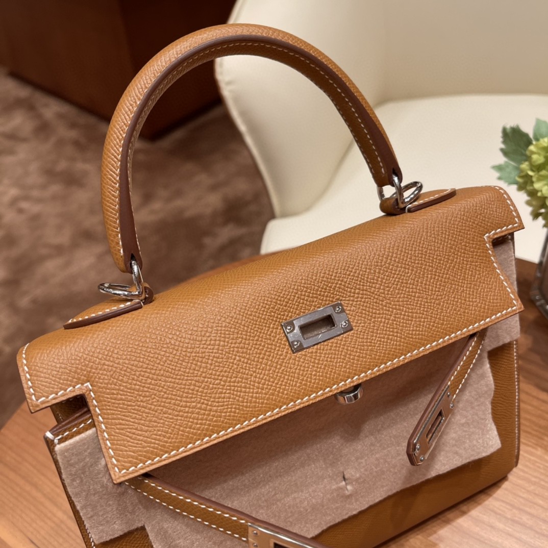 爱马仕 Kelly 25cm epsom皮  25尺寸的外缝是最受欢迎的 ,所以年龄层都很适合用 37 金棕 银扣