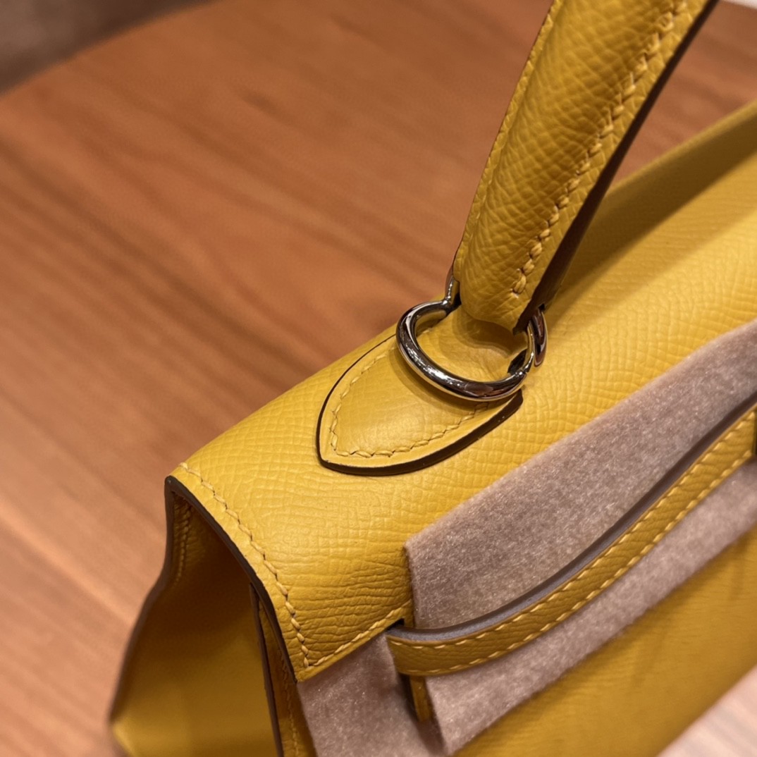 HERMES kelly 25cm epsom皮  25尺寸的外缝是最受欢迎的 ,所以年龄层都很适合用 9D 琥珀黄 银扣