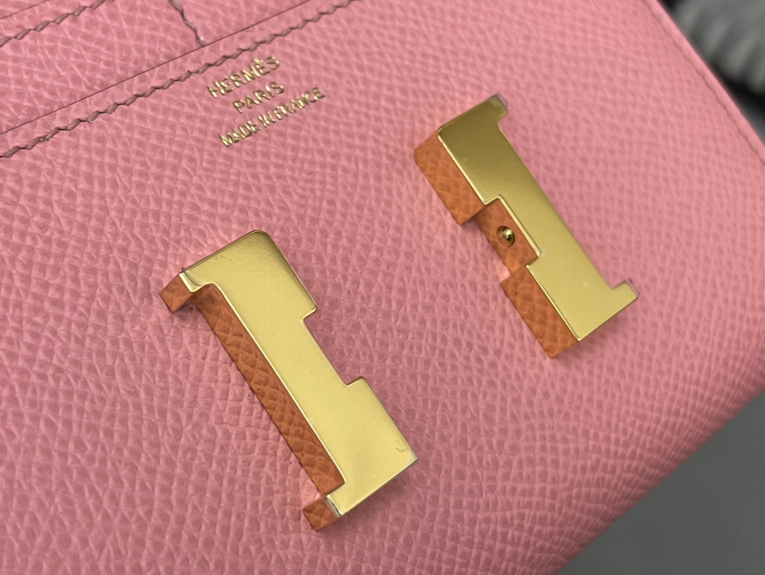 爱马仕 Constance compact 腰包 钱包背后做成了可以穿过腰带或皮带的皮搭 Epsom 1Q 奶昔粉 Rose Confetti 金扣