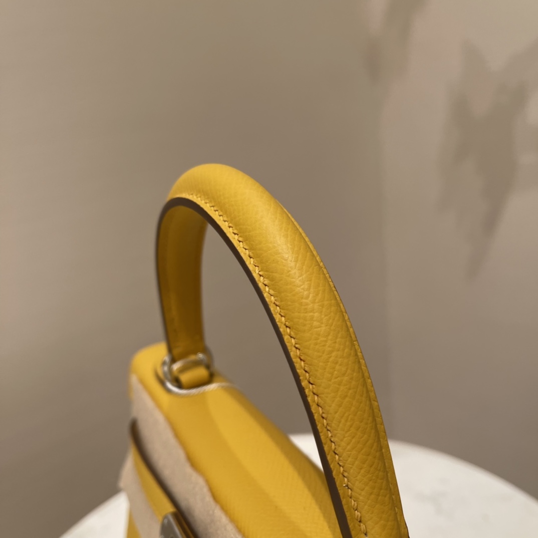 爱马仕 Kelly 25cm epsom皮  25尺寸的外缝是最受欢迎的 ,所以年龄层都很适合用 9D 琥珀黄 银扣