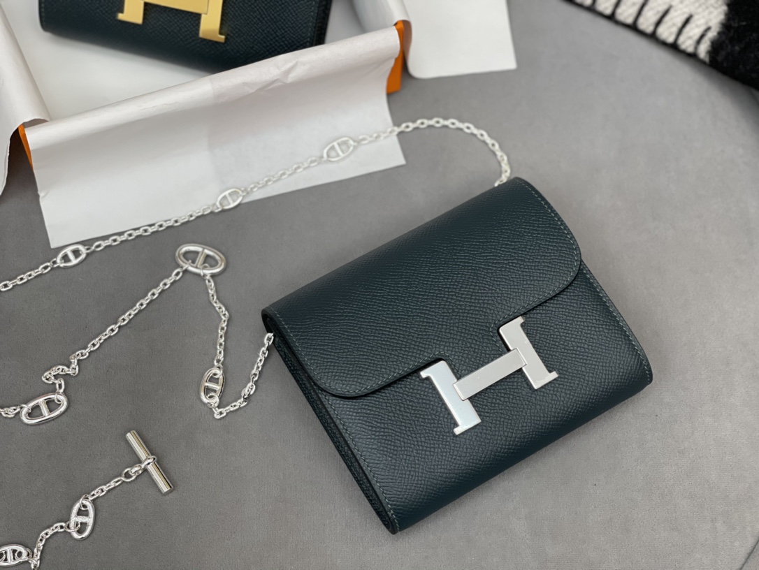 爱马仕 Constance compact 腰包 钱包背后做成了可以穿过腰带或皮带的皮搭 Epsom  6O松柏绿 Vert Cypres 银扣