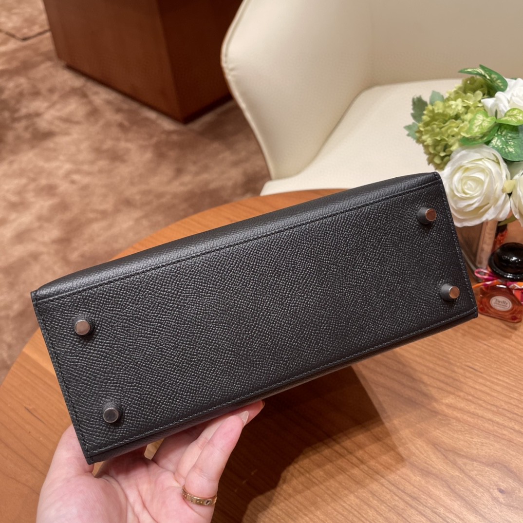 HERMES Kelly 25cm epsom皮  25尺寸的外缝是最受欢迎的 ,所以年龄层都很适合用 89 黑色 银扣
