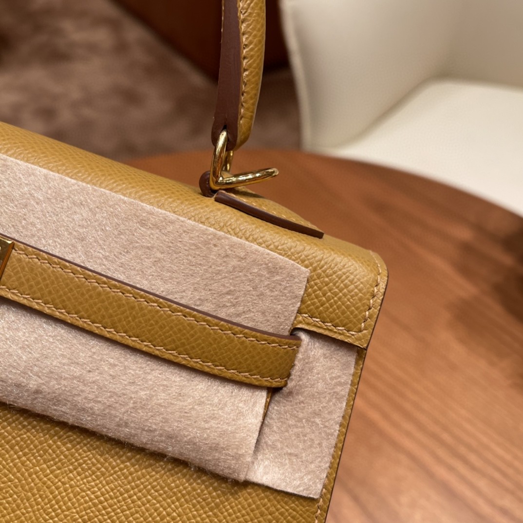 HERMES Kelly 25cm epsom皮  25尺寸的外缝是最受欢迎的 ,所以年龄层都很适合用 2S 芝麻色 金扣