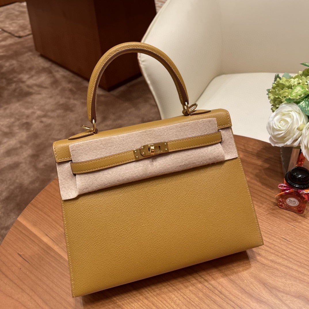 HERMES Kelly 25cm epsom皮  25尺寸的外缝是最受欢迎的 ,所以年龄层都很适合用 2S 芝麻色 金扣