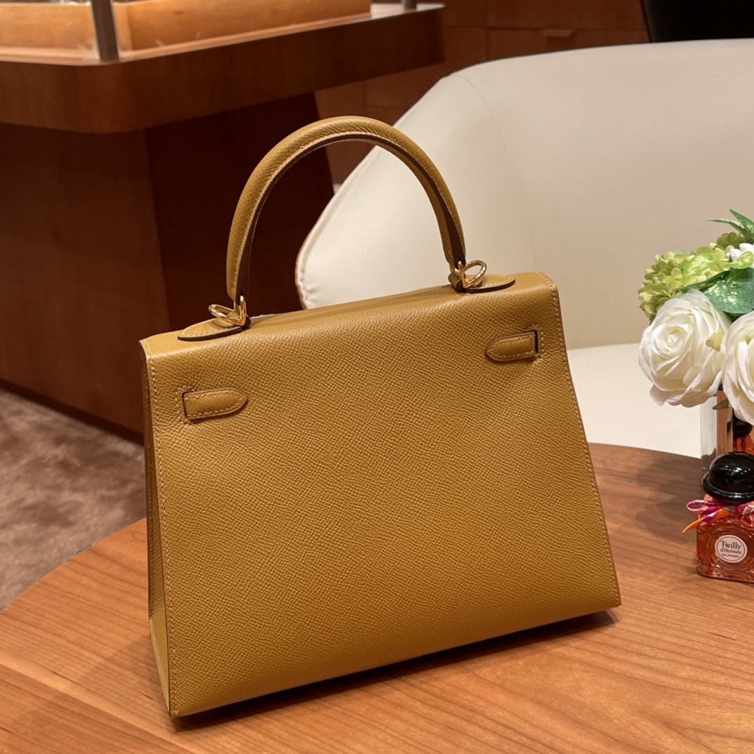 HERMES Kelly 25cm epsom皮  25尺寸的外缝是最受欢迎的 ,所以年龄层都很适合用 2S 芝麻色 金扣