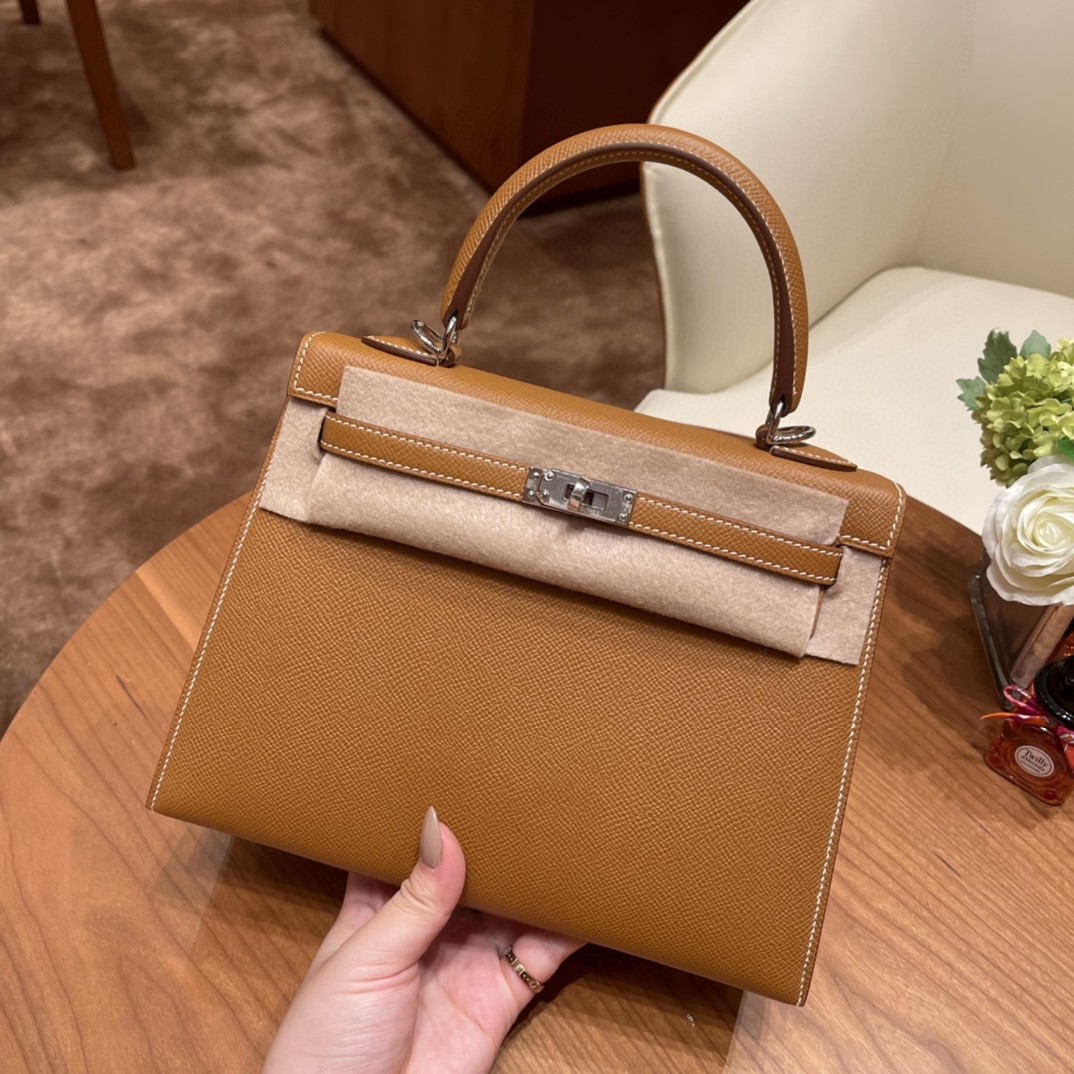 爱马仕 Kelly 25cm epsom皮  25尺寸的外缝是最受欢迎的 ,所以年龄层都很适合用 37 金棕 银扣