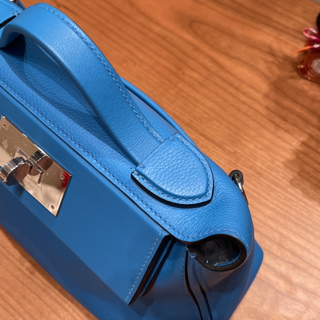 HERMES mini 24-24 多用法，怎么背都好看 evercolor 跟swift 的结合 皮质柔软，容量可观， 0F 佛里达蓝 银扣