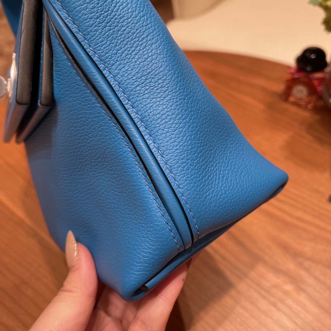 HERMES mini 24-24 多用法，怎么背都好看 evercolor 跟swift 的结合 皮质柔软，容量可观， 0F 佛里达蓝 银扣
