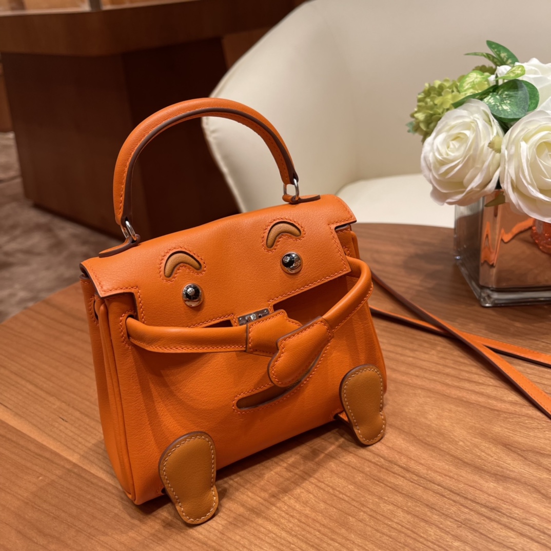Hermes kelly doll  不得不说真的太可爱了 立体的造型 可以挥动的小手！太萌了.swift皮 橙色拼太妃糖 银扣
