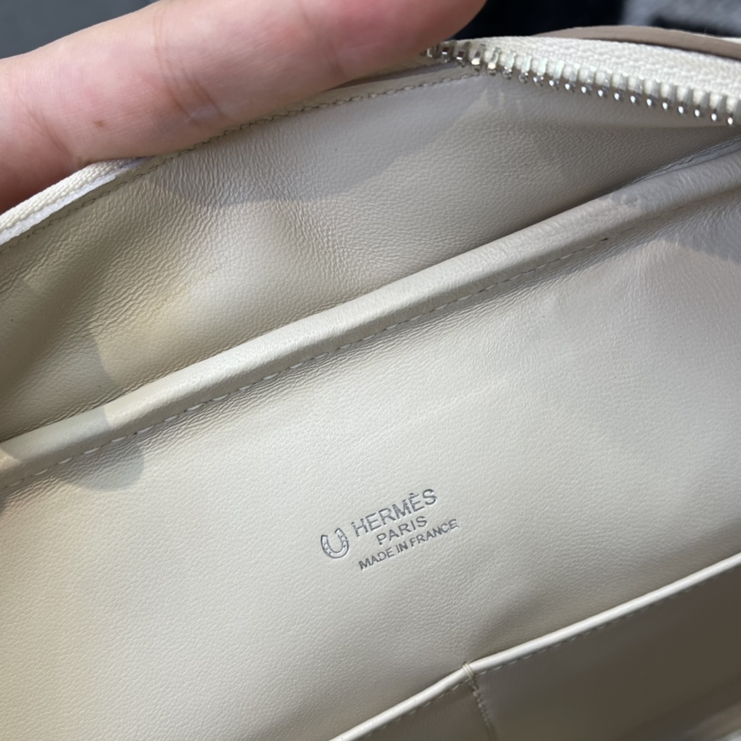 Hermes plume在H中算是比较冷门的款式 Plume－包如其名 像羽毛一样轻 Epsom 10奶昔白拼 37 金棕