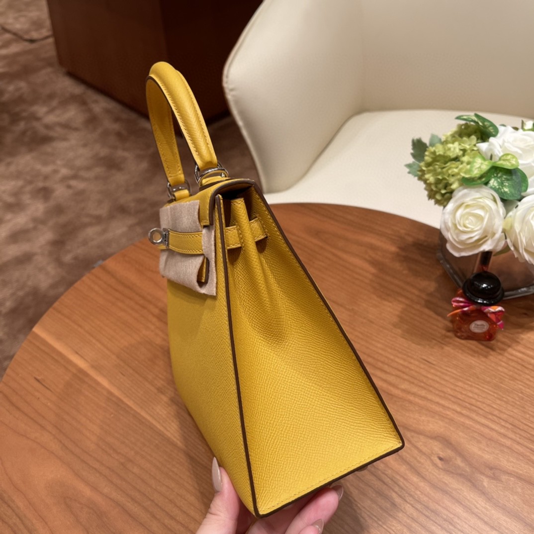 HERMES kelly 25cm epsom皮  25尺寸的外缝是最受欢迎的 ,所以年龄层都很适合用 9D 琥珀黄 银扣