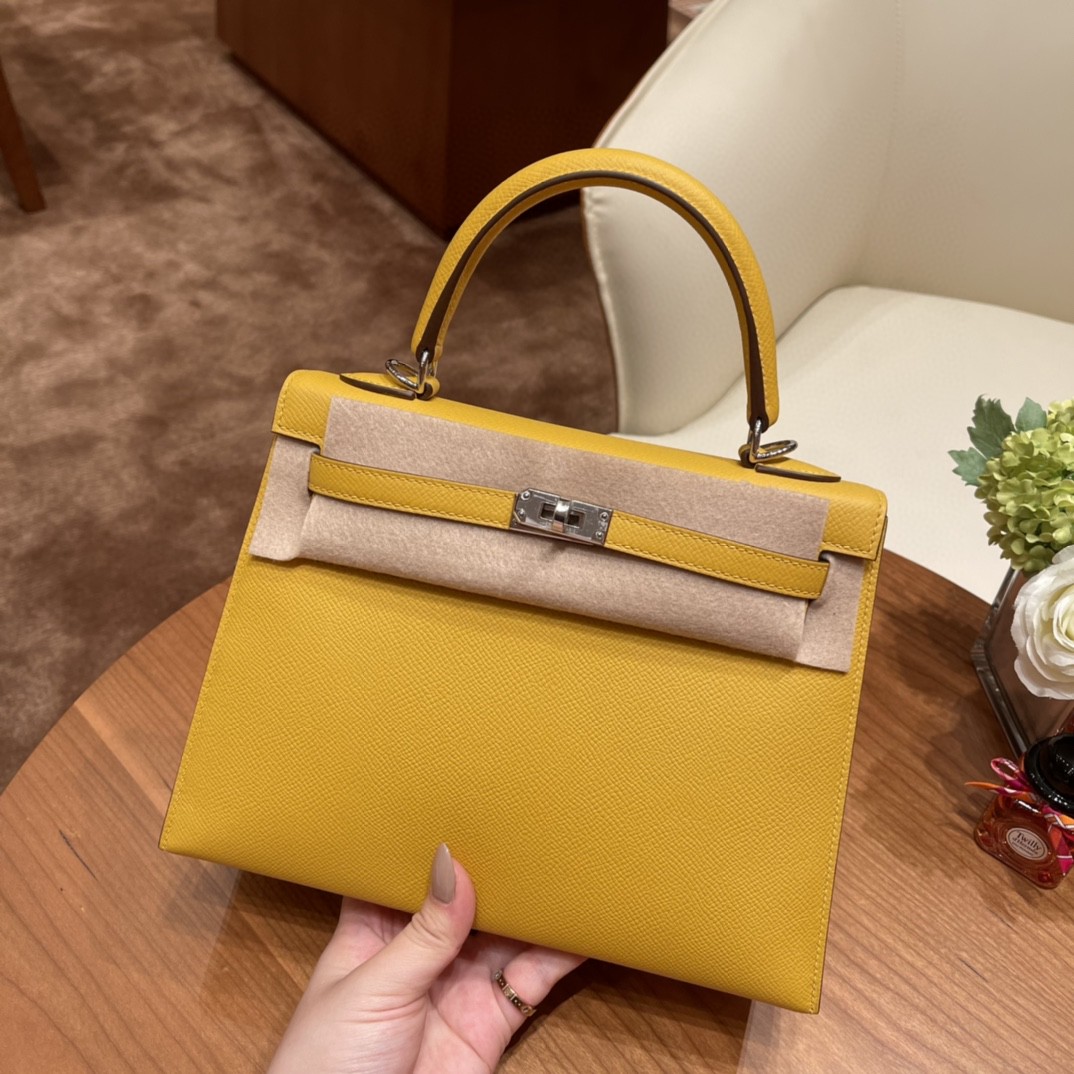 HERMES kelly 25cm epsom皮  25尺寸的外缝是最受欢迎的 ,所以年龄层都很适合用 9D 琥珀黄 银扣