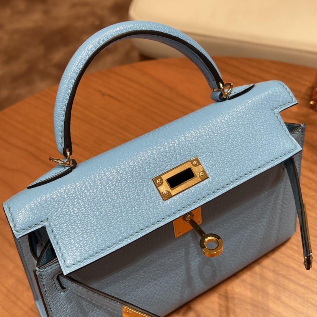 HERMES 夏季火爆款，精致的百搭小包，  mini kelly 二代  山羊 皮 7N 糖果蓝 金扣