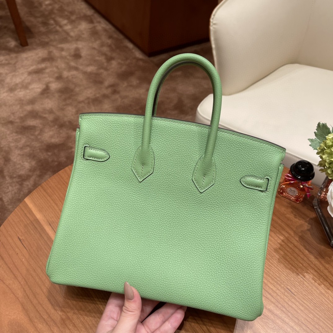 爱马仕 birkin 25cm 经典款必备传承之作 togo皮质柔软 纹路清晰饱满 3i 牛油果绿银扣 嫩绿嫩绿的 很夏天的颜色 清新