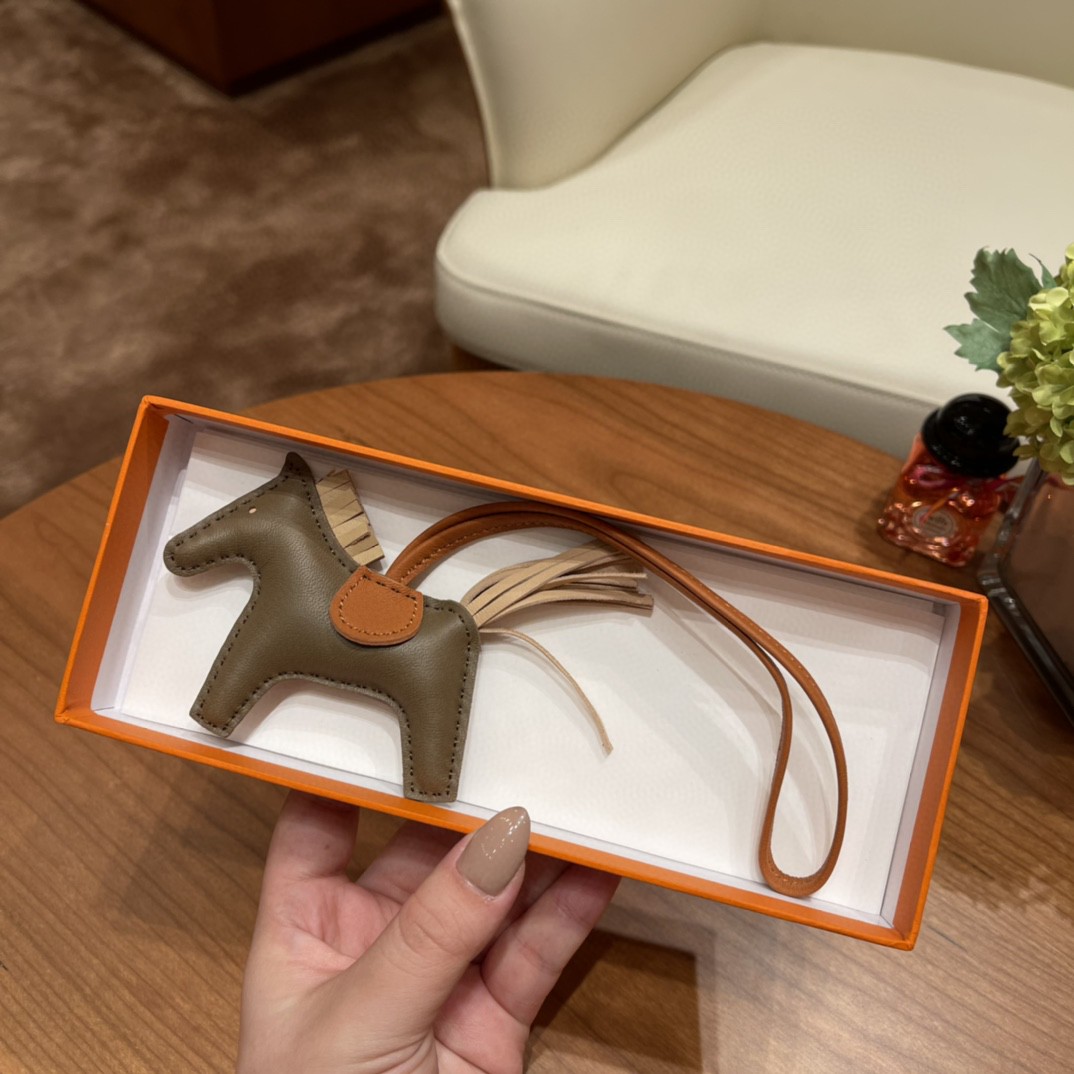 HERMES 爱马仕 小马挂件 现货 大象灰 杏色 金棕