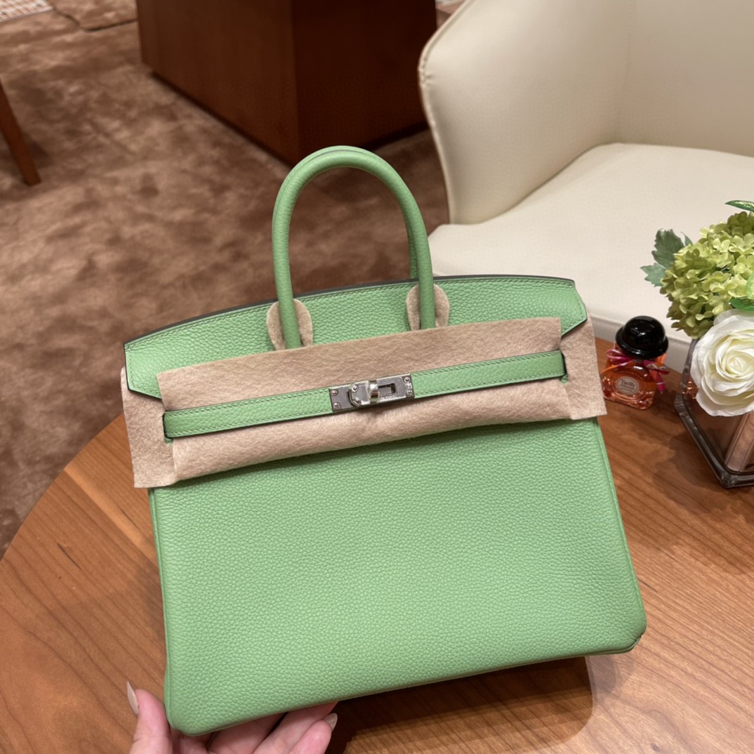 爱马仕 birkin 25cm 经典款必备传承之作 togo皮质柔软 纹路清晰饱满 3i 牛油果绿银扣 嫩绿嫩绿的 很夏天的颜色 清新