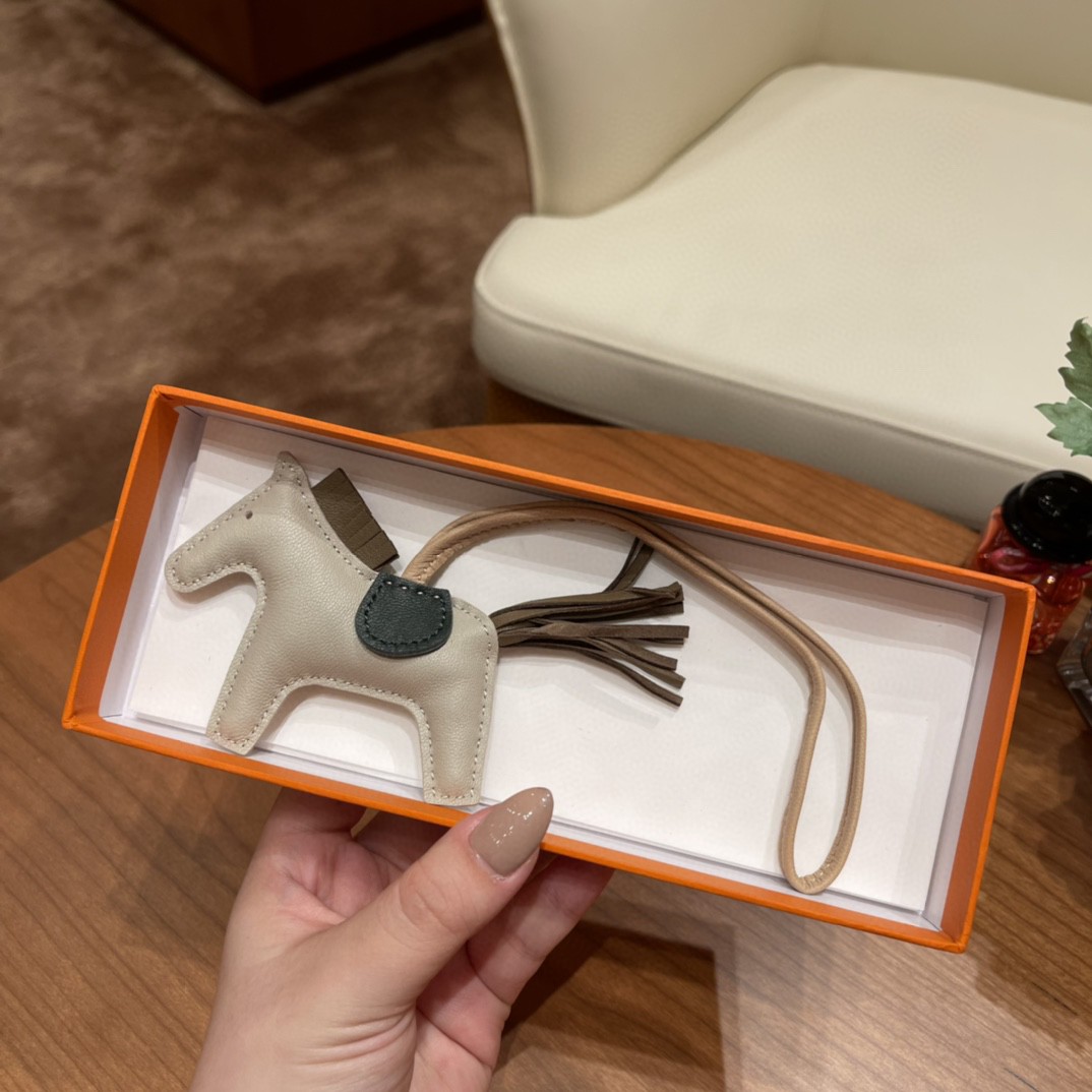 HERMES 爱马仕 小马挂件 现货 奶昔白 大象灰 米杏色