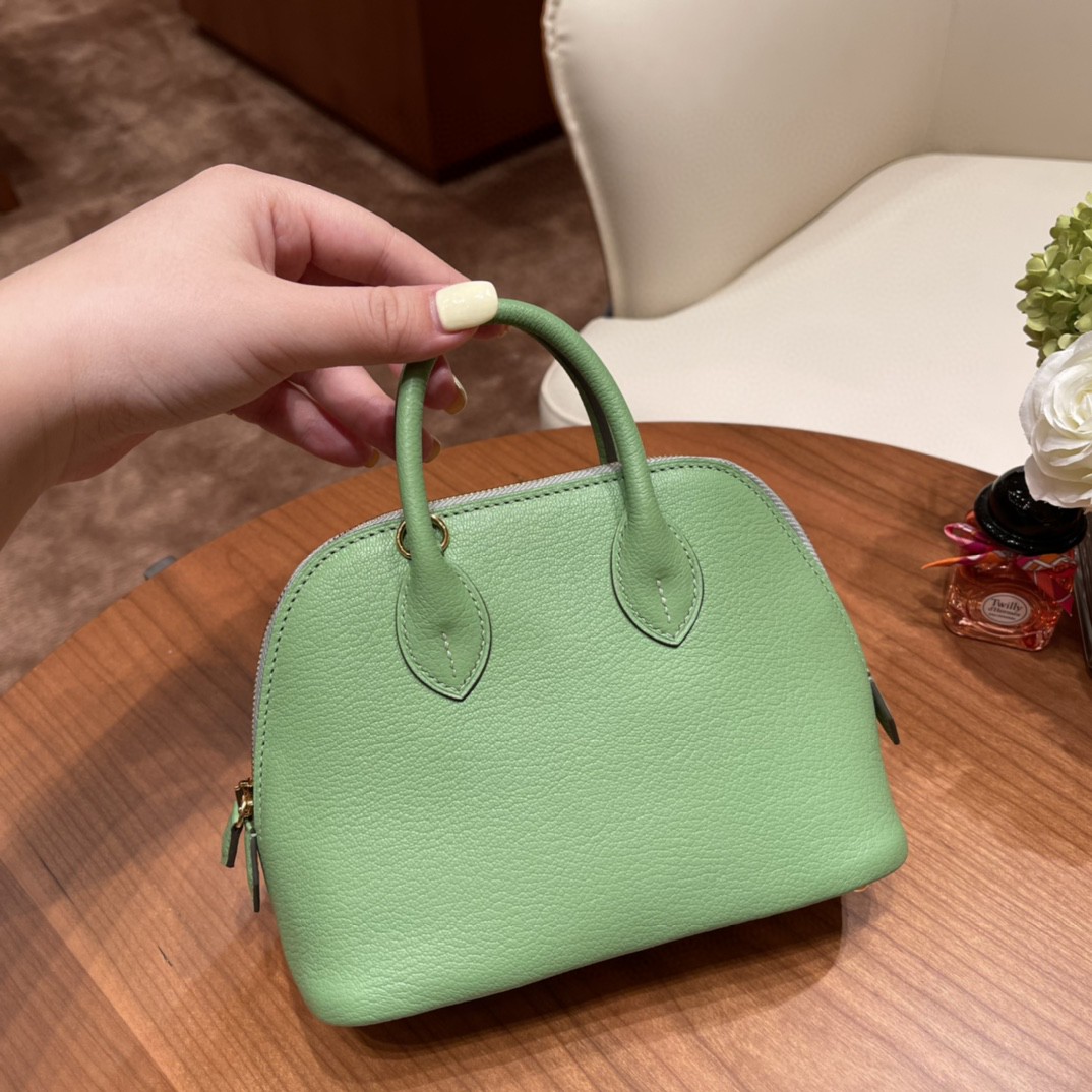 HERMES 爱马仕 Mini Bolide  17cm 山羊皮  很可爱，低调优雅又大方的小包包，容量也很可观，可正式可休闲 3i 牛油果绿 金扣