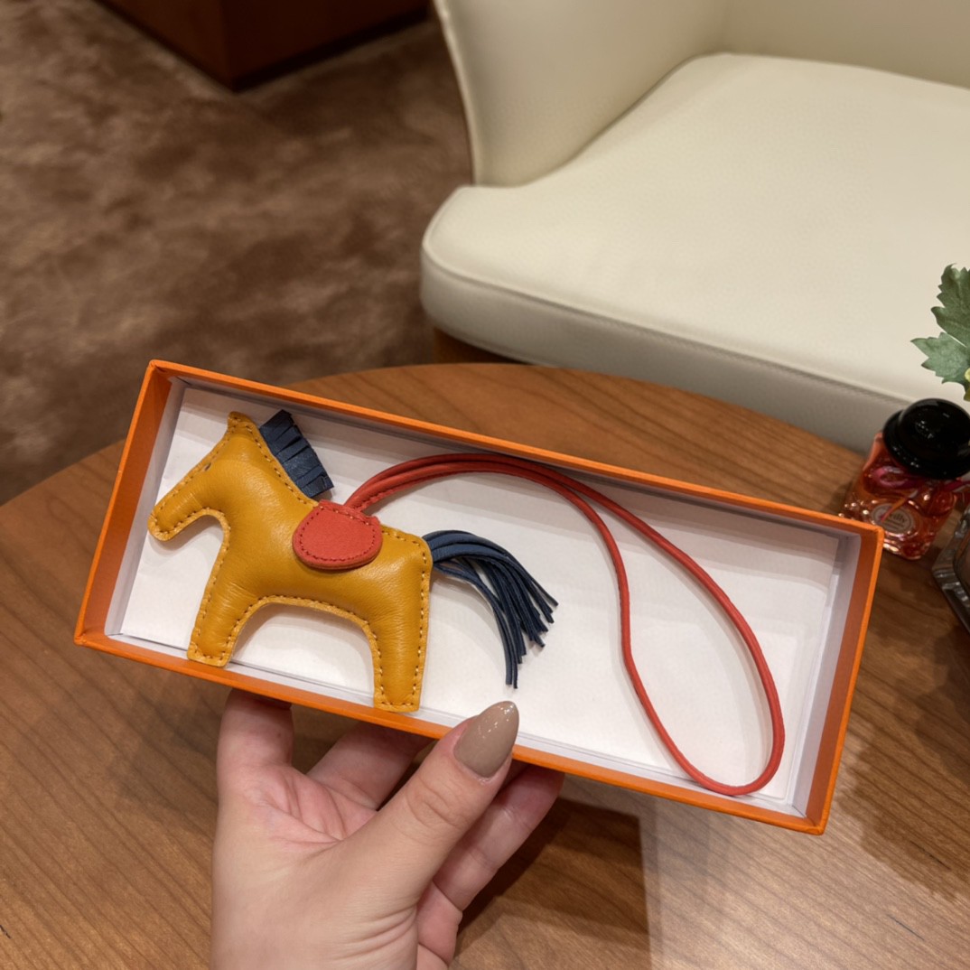HERMES 爱马仕 小马挂件 现货 姜黄色 番茄红 深邃蓝