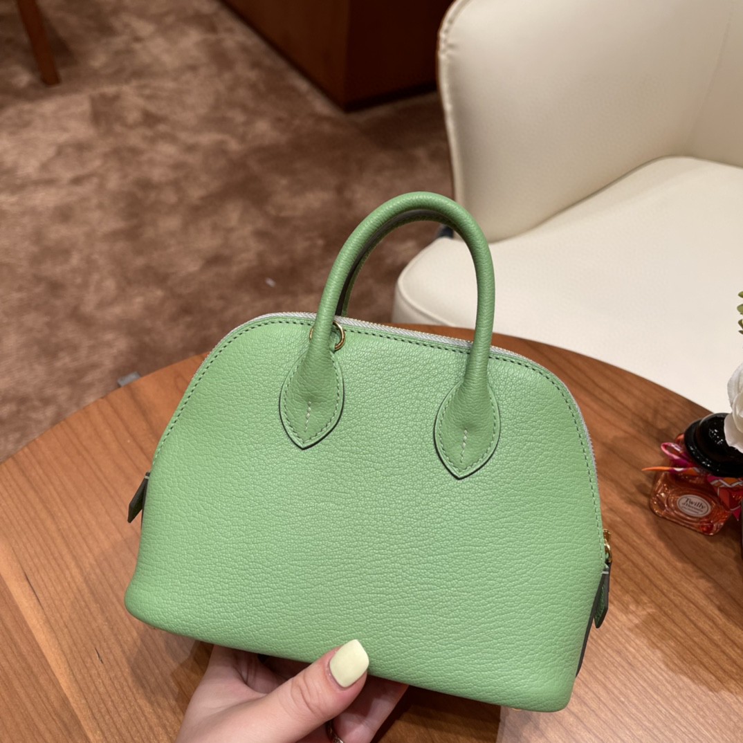 HERMES 爱马仕 Mini Bolide  17cm 山羊皮  很可爱，低调优雅又大方的小包包，容量也很可观，可正式可休闲 3i 牛油果绿 金扣