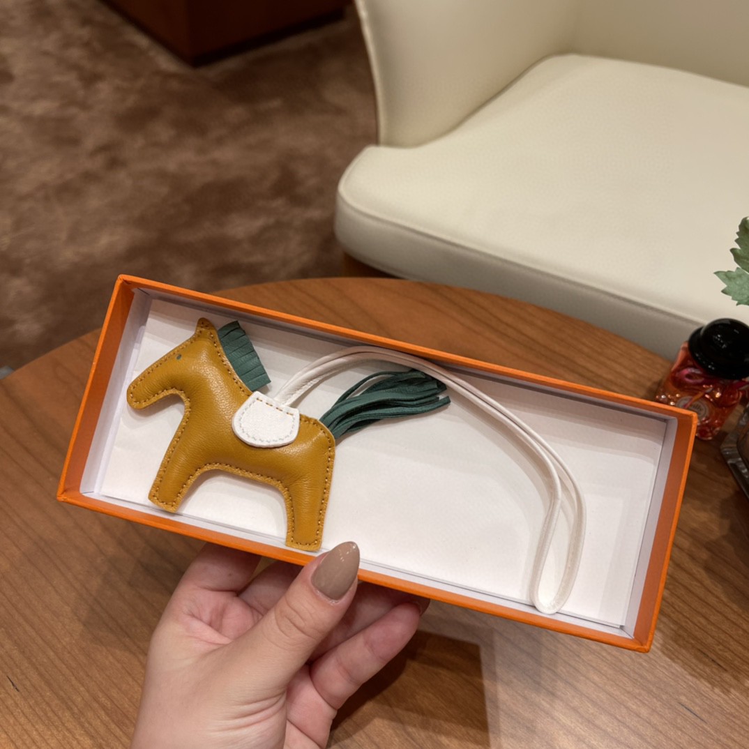 HERMES 爱马仕 小马挂件 现货 姜黄色 椰子绿 白色