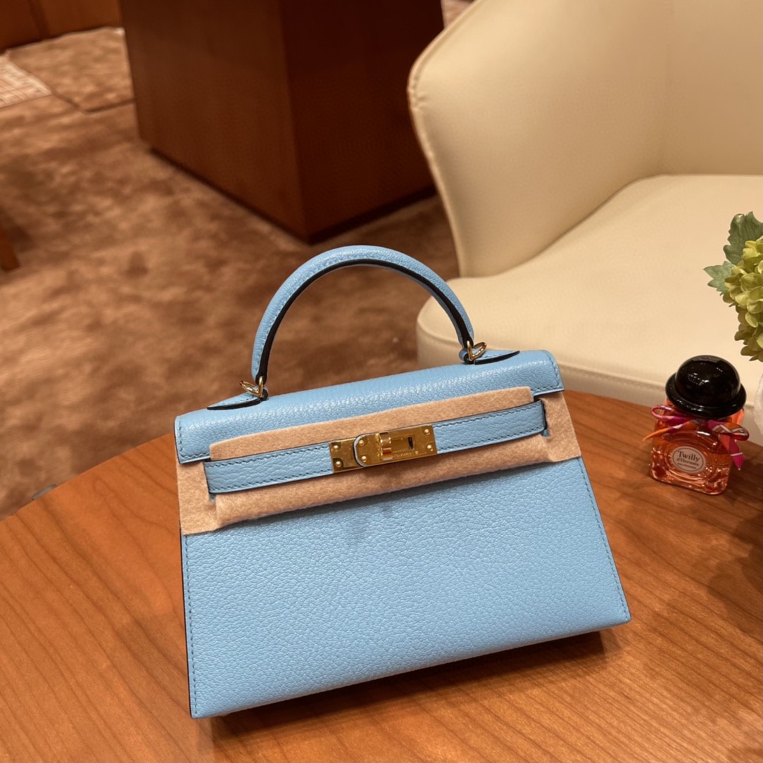 HERMES 夏季火爆款，精致的百搭小包，  mini kelly 二代  山羊 皮 7N 糖果蓝 金扣