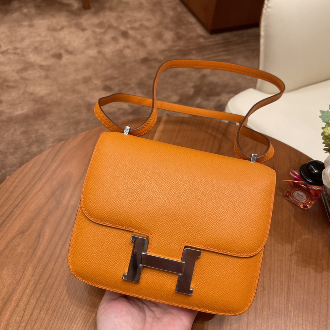 HERMES constance 康康包19 cm 小巧玲珑，大H标志极具个性， 出街旅游必备单品 斜跨单肩，四季皆可搭配 i9 杏黄 银扣