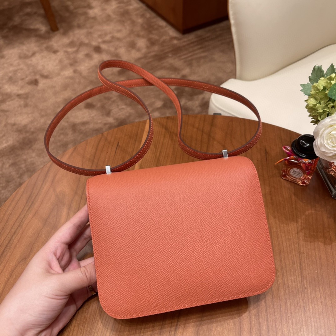 HERMES constance 康康包19 cm 小巧玲珑，大H标志极具个性， 出街旅游必备单品斜跨单肩，四季皆可搭配 3L 玫瑰粉 银扣