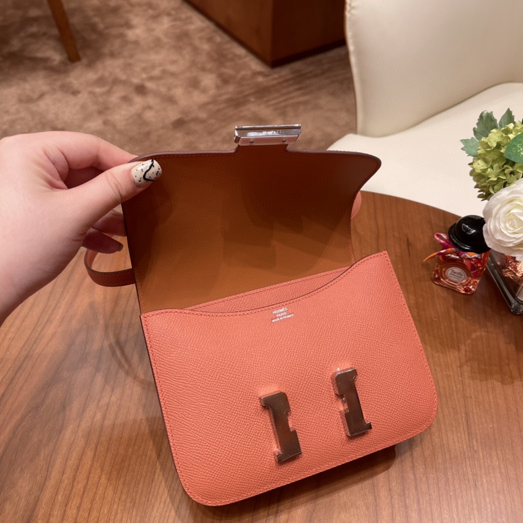 HERMES constance 康康包19 cm 小巧玲珑，大H标志极具个性， 出街旅游必备单品斜跨单肩，四季皆可搭配 3L 玫瑰粉 银扣
