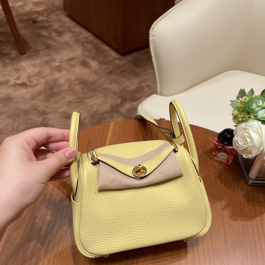 香港HERMES 爱马仕官网 Mini Lindy tc皮 1Z 小鸡黄 金扣