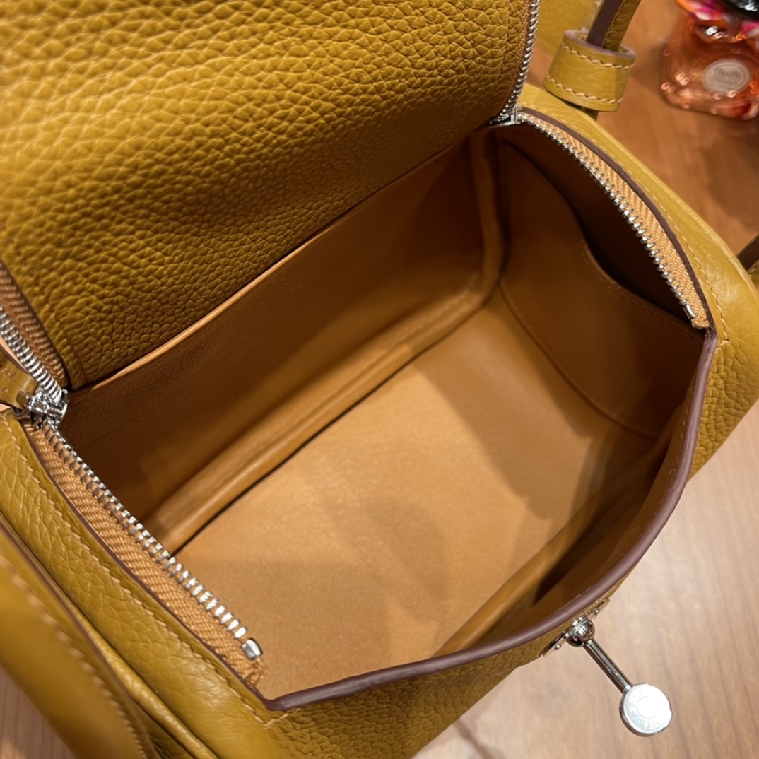 香港HERMES 爱马仕官网 Mini Lindy tc皮 2S 芝麻色 银扣