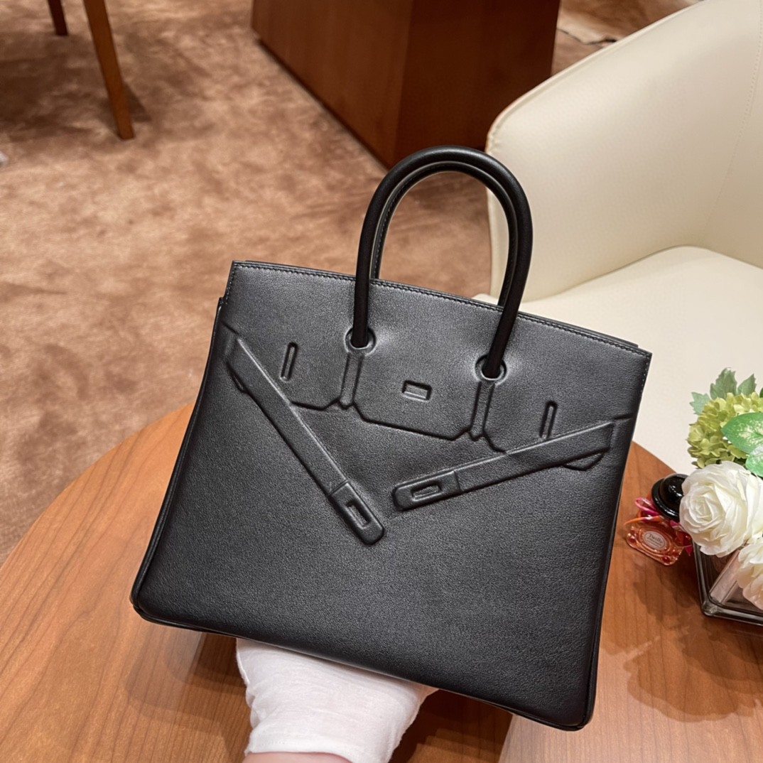 爱马仕 25cm shadow 幻影包 一款外表没有五金的幻影包，外观非常特别，把birkin 的元素都都用浮雕方式保留下了 swift 皮 89 黑色