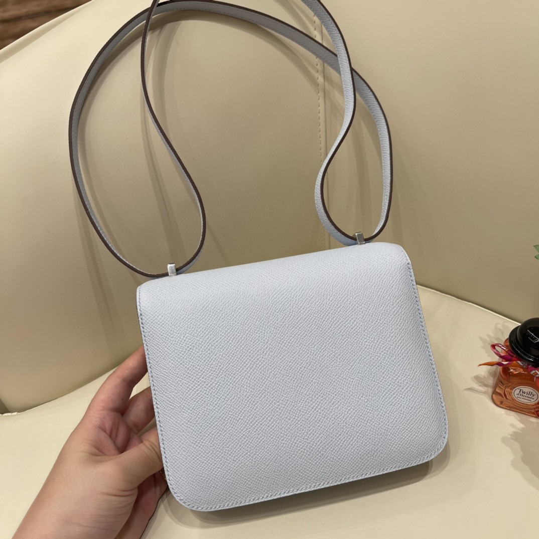 HERMES constance 康康包19 cm 小巧玲珑，大H标志极具个性， 出街旅游必备单品 斜跨单肩，四季皆可搭配 T0 雾霾蓝 银扣