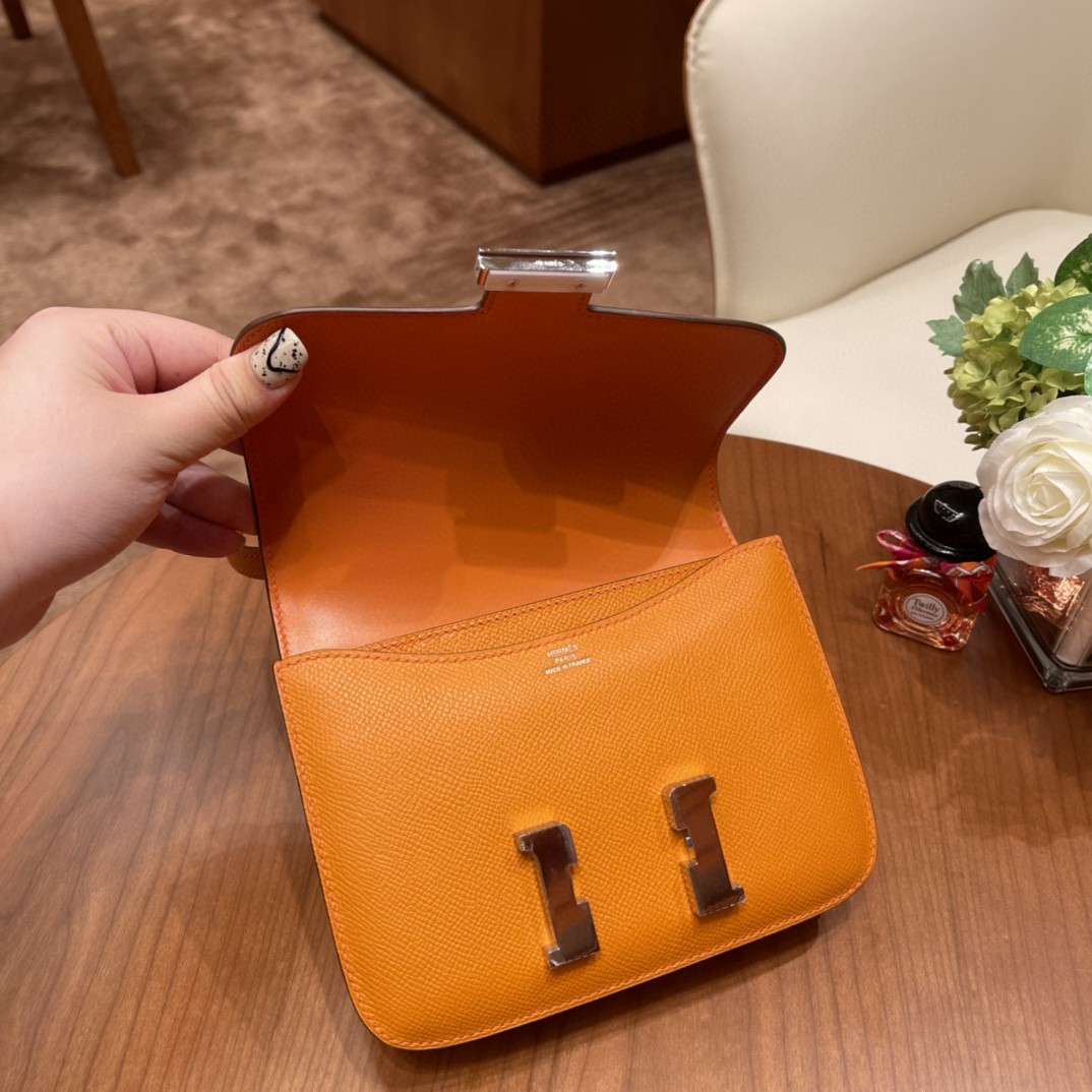 HERMES constance 康康包19 cm 小巧玲珑，大H标志极具个性， 出街旅游必备单品 斜跨单肩，四季皆可搭配 i9 杏黄 银扣
