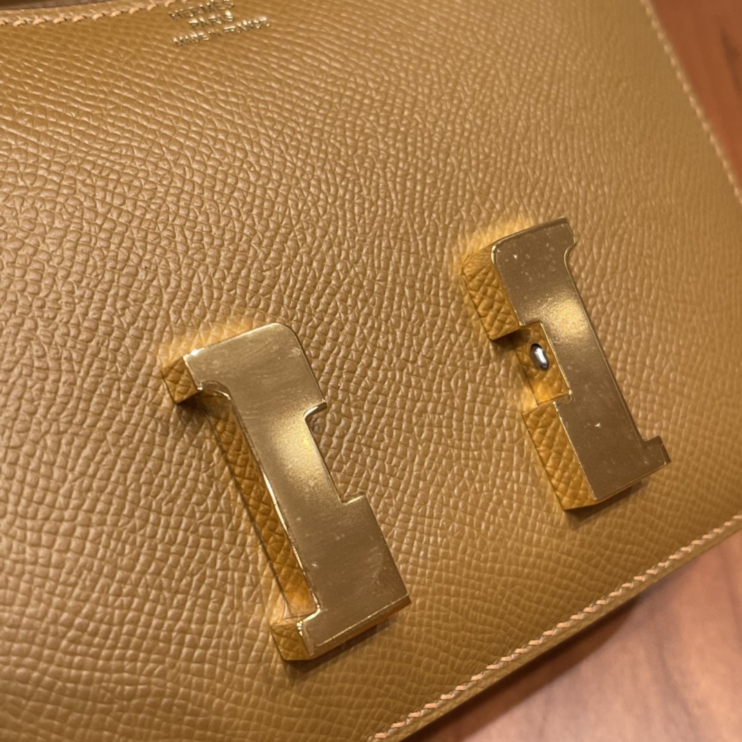 爱马仕 constance 康康包19 cm 小巧玲珑，大H标志极具个性， 出街旅游必备单品斜跨单肩，四季皆可搭配 U8 青铜色 金扣