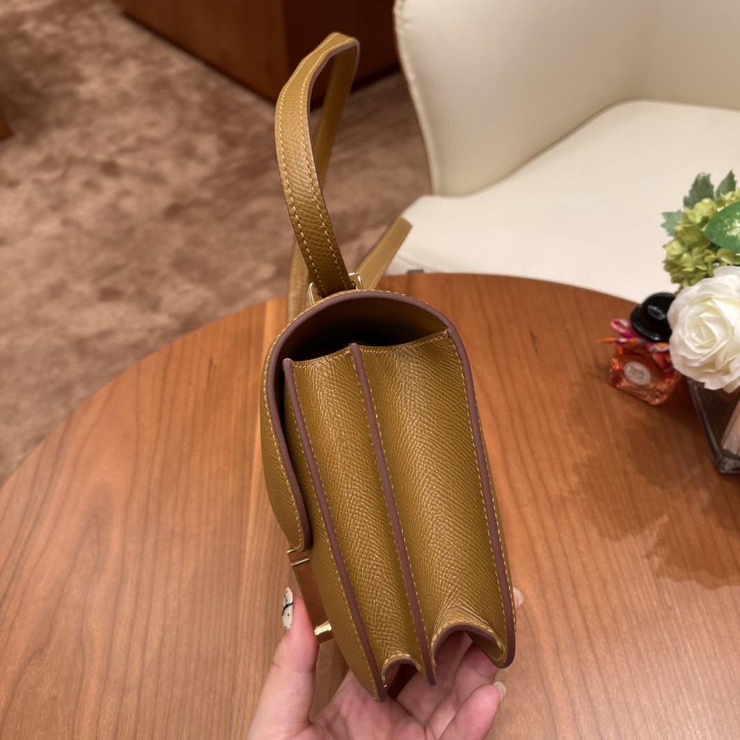 爱马仕 constance 康康包19 cm 小巧玲珑，大H标志极具个性， 出街旅游必备单品斜跨单肩，四季皆可搭配 U8 青铜色 金扣