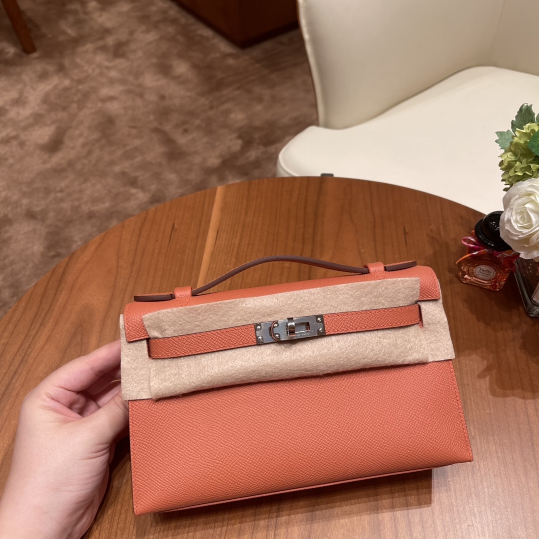 Hermes 香港爱马仕官网 Kelly pochette 一代手拿包 容量感人 满足日常出门所需～ Epsom 皮 3L 玫瑰粉 银扣
