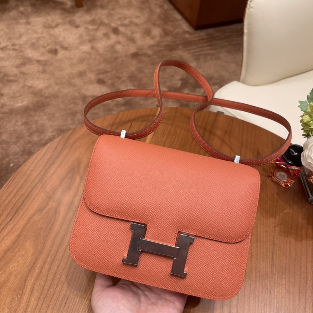HERMES constance 康康包19 cm 小巧玲珑，大H标志极具个性， 出街旅游必备单品斜跨单肩，四季皆可搭配 3L 玫瑰粉 银扣