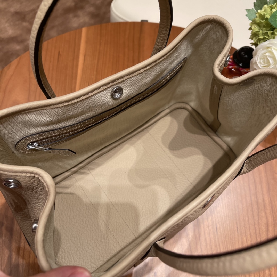 HERMES 爱马仕 Garden party /花园包  30 country 皮，耐用，容量可观，很适合通勤逛街又低调 S2 风衣灰 银扣