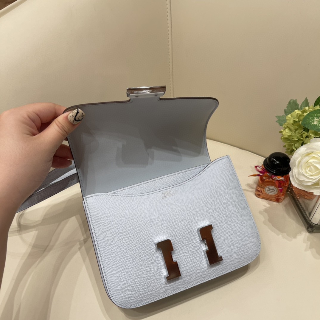 HERMES constance 康康包19 cm 小巧玲珑，大H标志极具个性， 出街旅游必备单品 斜跨单肩，四季皆可搭配 T0 雾霾蓝 银扣