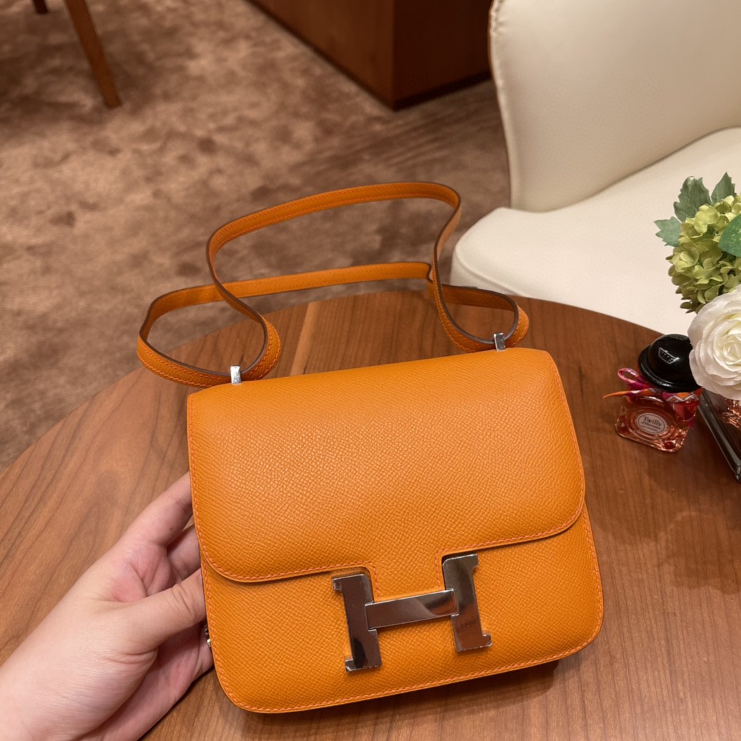 HERMES constance 康康包19 cm 小巧玲珑，大H标志极具个性， 出街旅游必备单品 斜跨单肩，四季皆可搭配 i9 杏黄 银扣