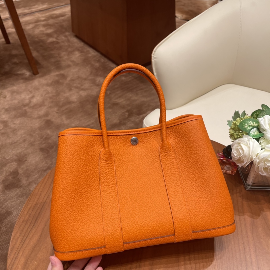 HERMES 爱马仕 Garden party /花园包  30 country 皮，耐用，容量可观，很适合通勤逛街又低调 93 橙色银扣