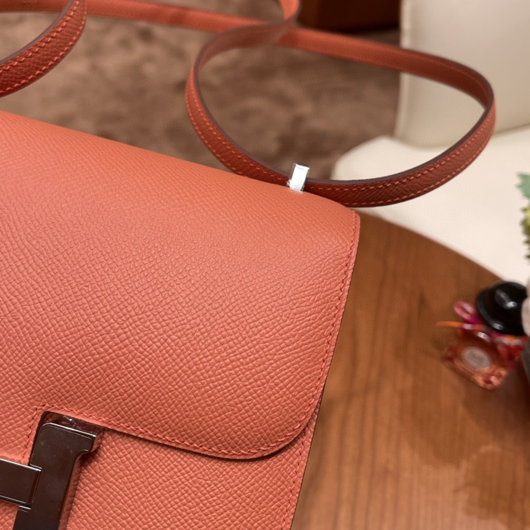 HERMES constance 康康包19 cm 小巧玲珑，大H标志极具个性， 出街旅游必备单品斜跨单肩，四季皆可搭配 3L 玫瑰粉 银扣