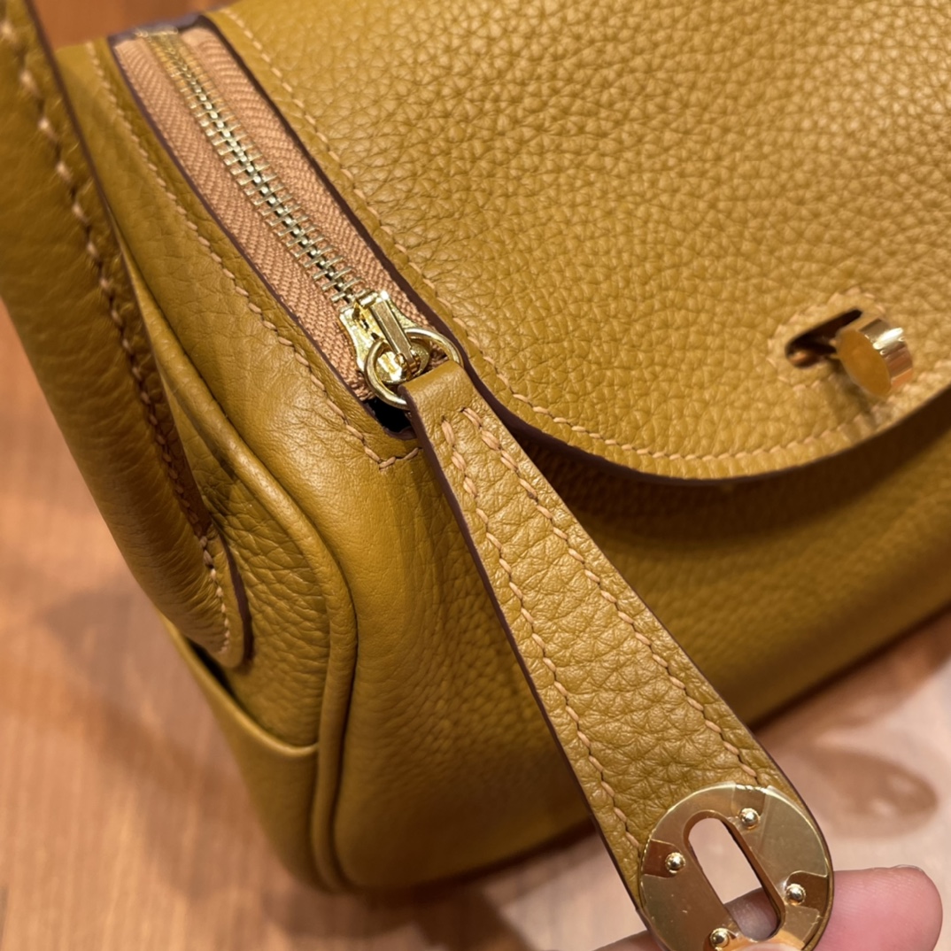 香港HERMES 爱马仕官网 Mini Lindy tc皮 2S 芝麻色 金扣