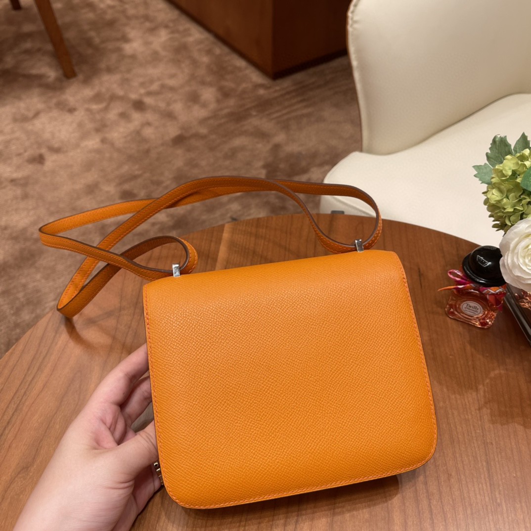 HERMES constance 康康包19 cm 小巧玲珑，大H标志极具个性， 出街旅游必备单品 斜跨单肩，四季皆可搭配 i9 杏黄 银扣